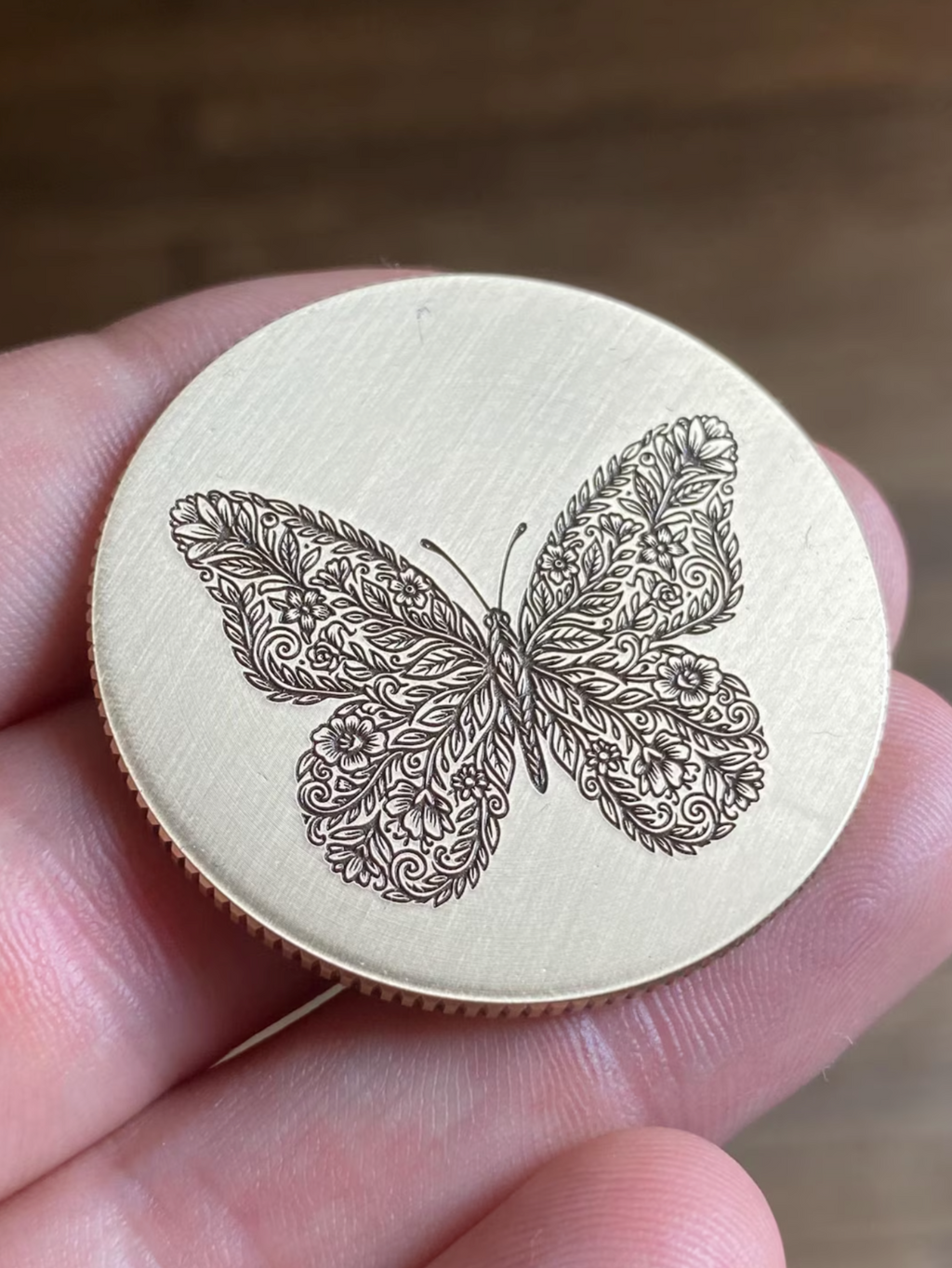Médaille Signature en Laiton — 40mm | Gravure sur mesure | Atelier ALMARITA