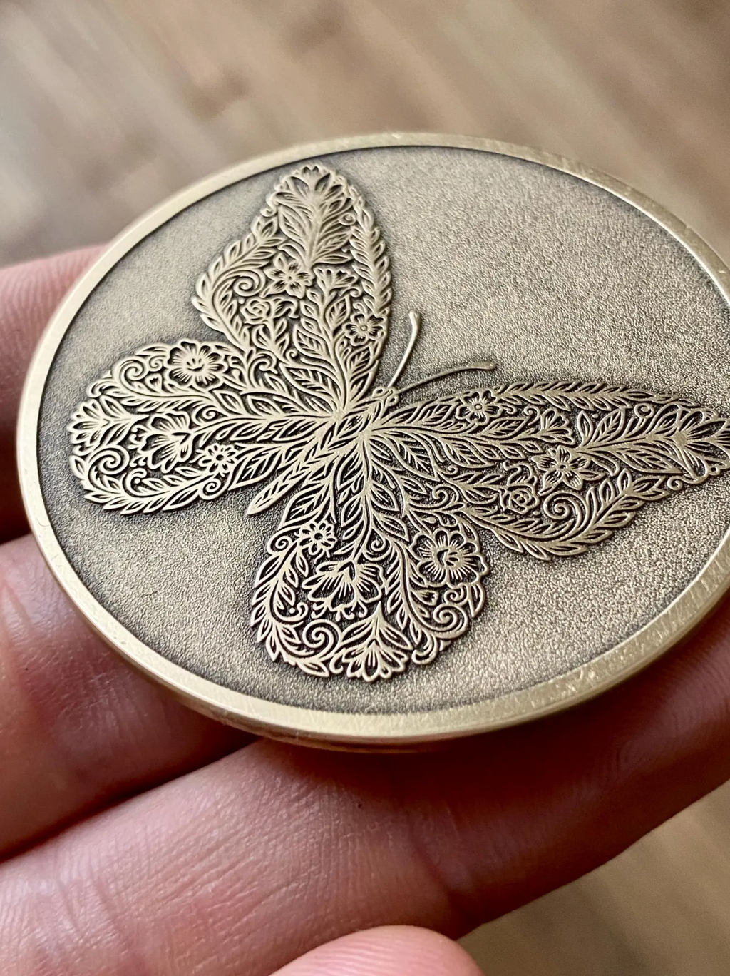 Médaille Signature en Laiton — 50mm | Gravure sur mesure | Atelier ALMARITA