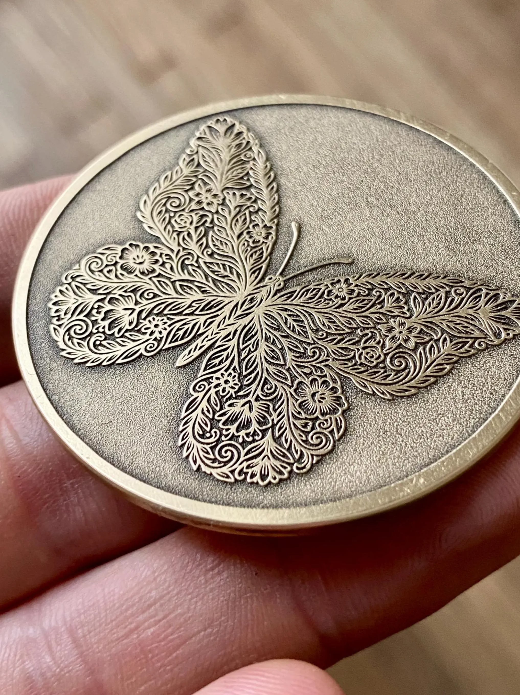 Médaille Signature en Laiton — 50mm | Gravure sur mesure | Atelier ALMARITA