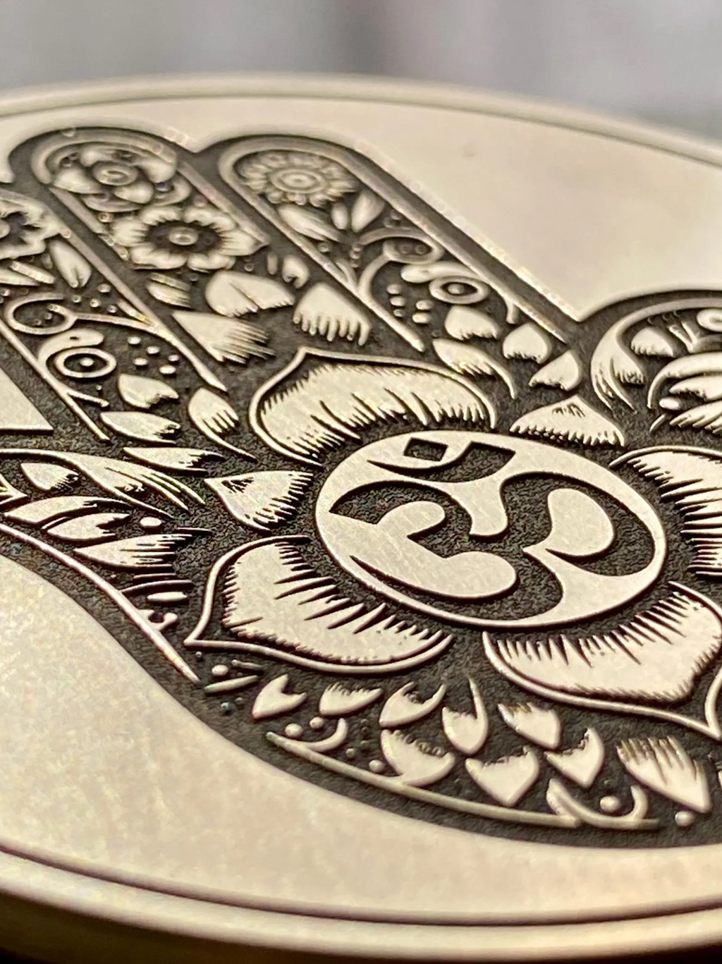 Médaille Signature en Laiton — 50mm | Gravure sur mesure | Atelier ALMARITA