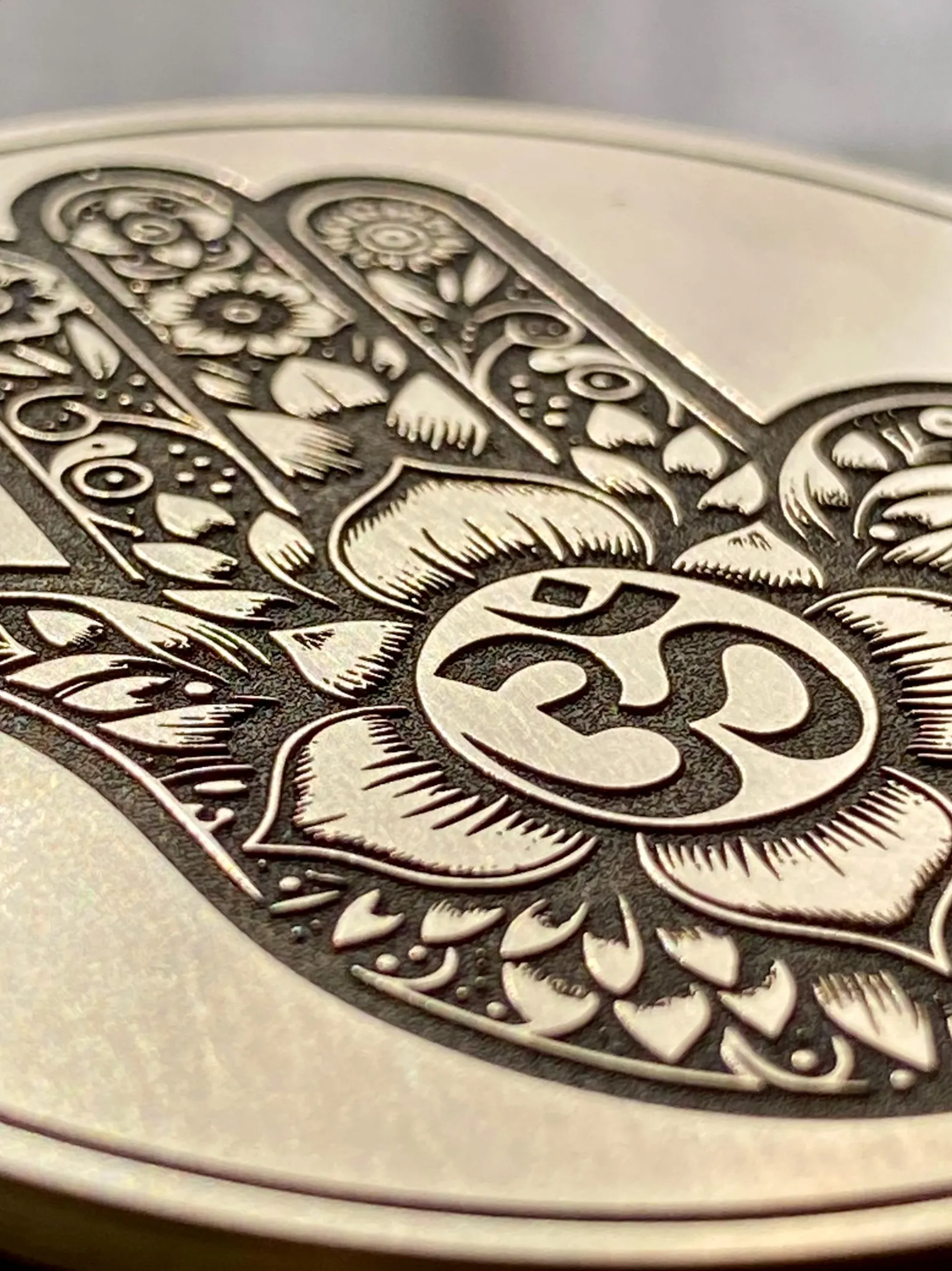 Médaille Signature en Laiton — 50mm | Gravure sur mesure | Atelier ALMARITA
