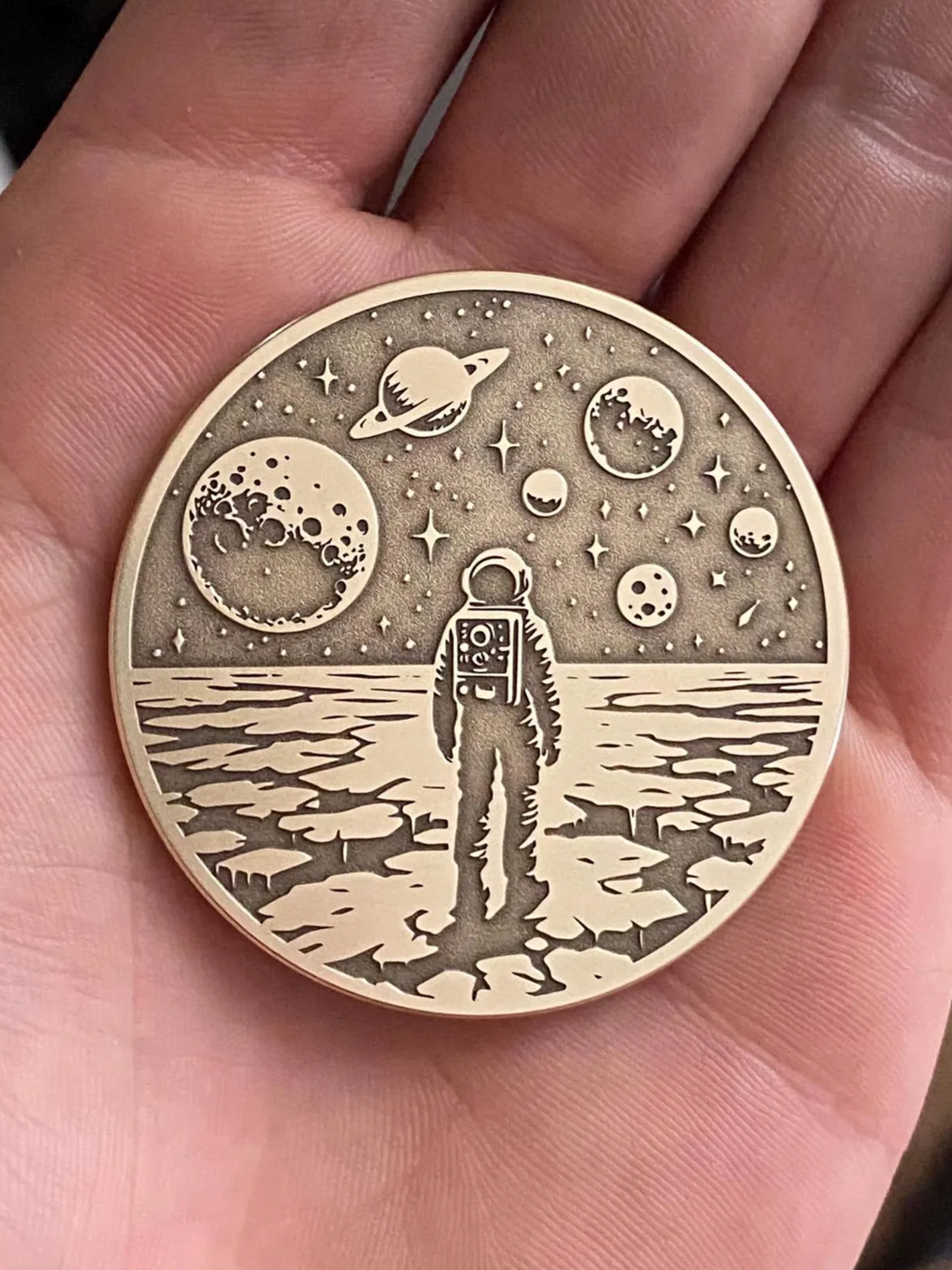 Médaille Signature en Laiton — 50mm | Gravure sur mesure | Atelier ALMARITA