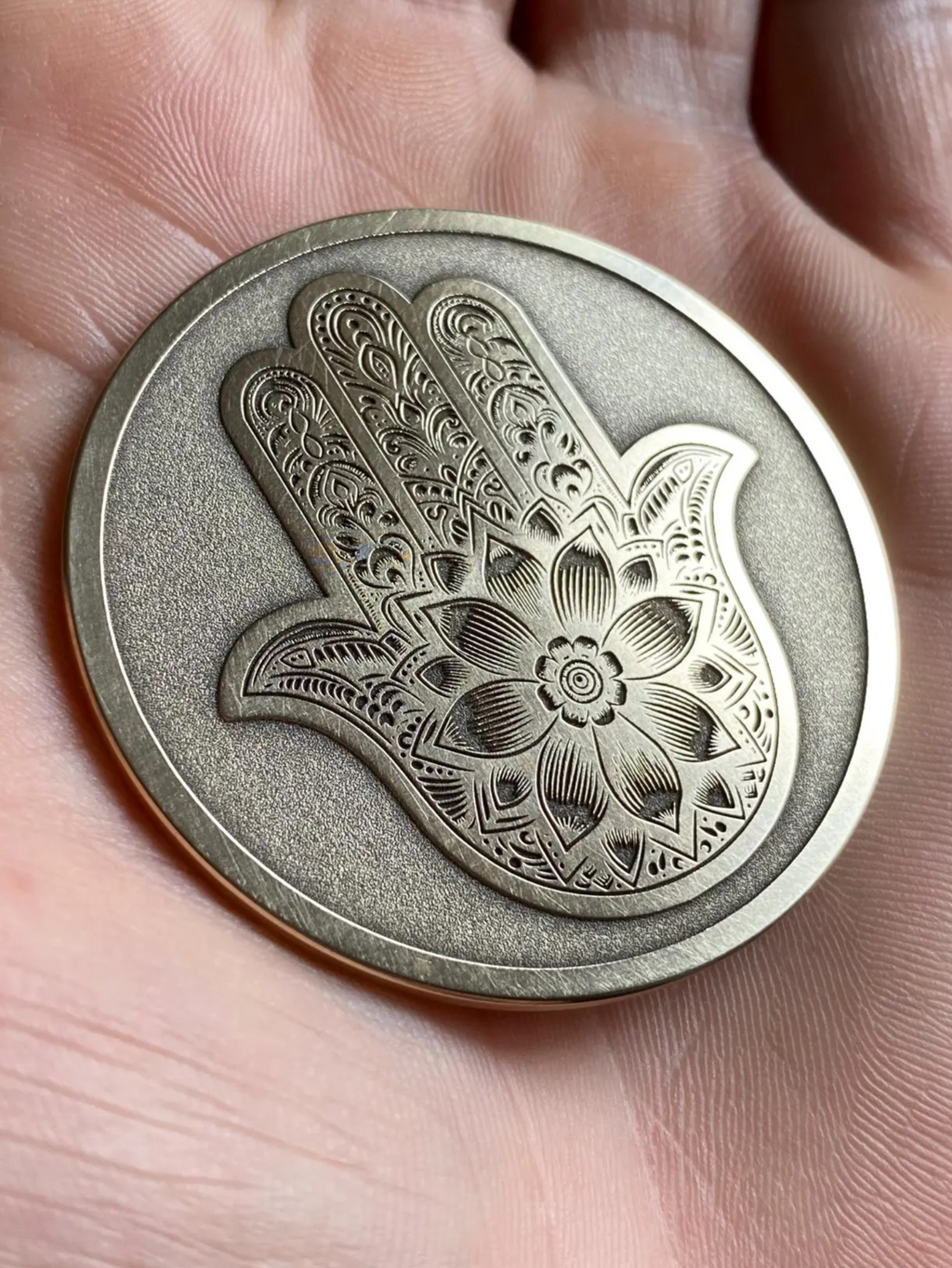 Médaille Signature en Laiton — 50mm | Gravure sur mesure | Atelier ALMARITA