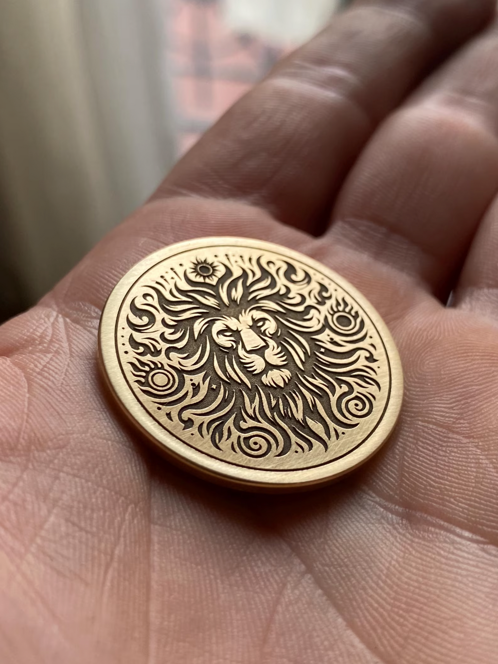 Médaille Signature en Laiton — 33mm | Gravure sur mesure | Atelier ALMARITA