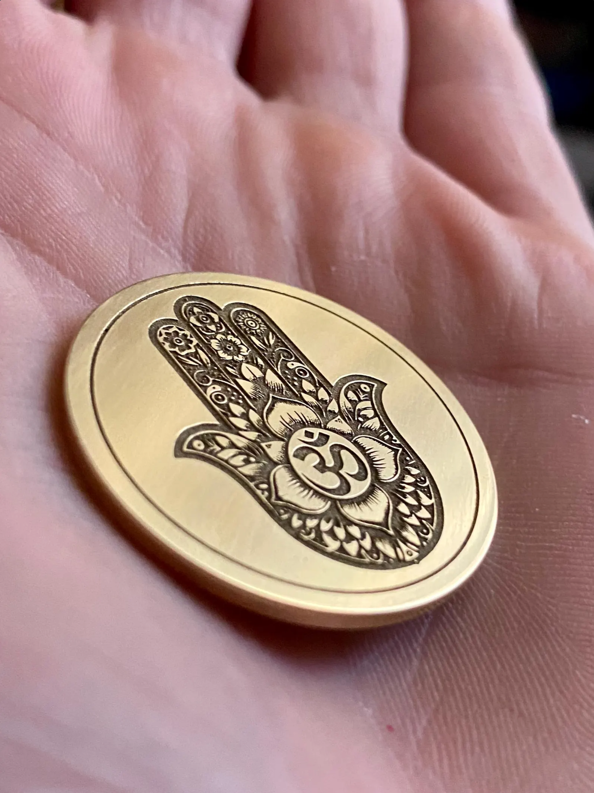 Médaille Signature en Laiton — 33mm | Gravure sur mesure | Atelier ALMARITA