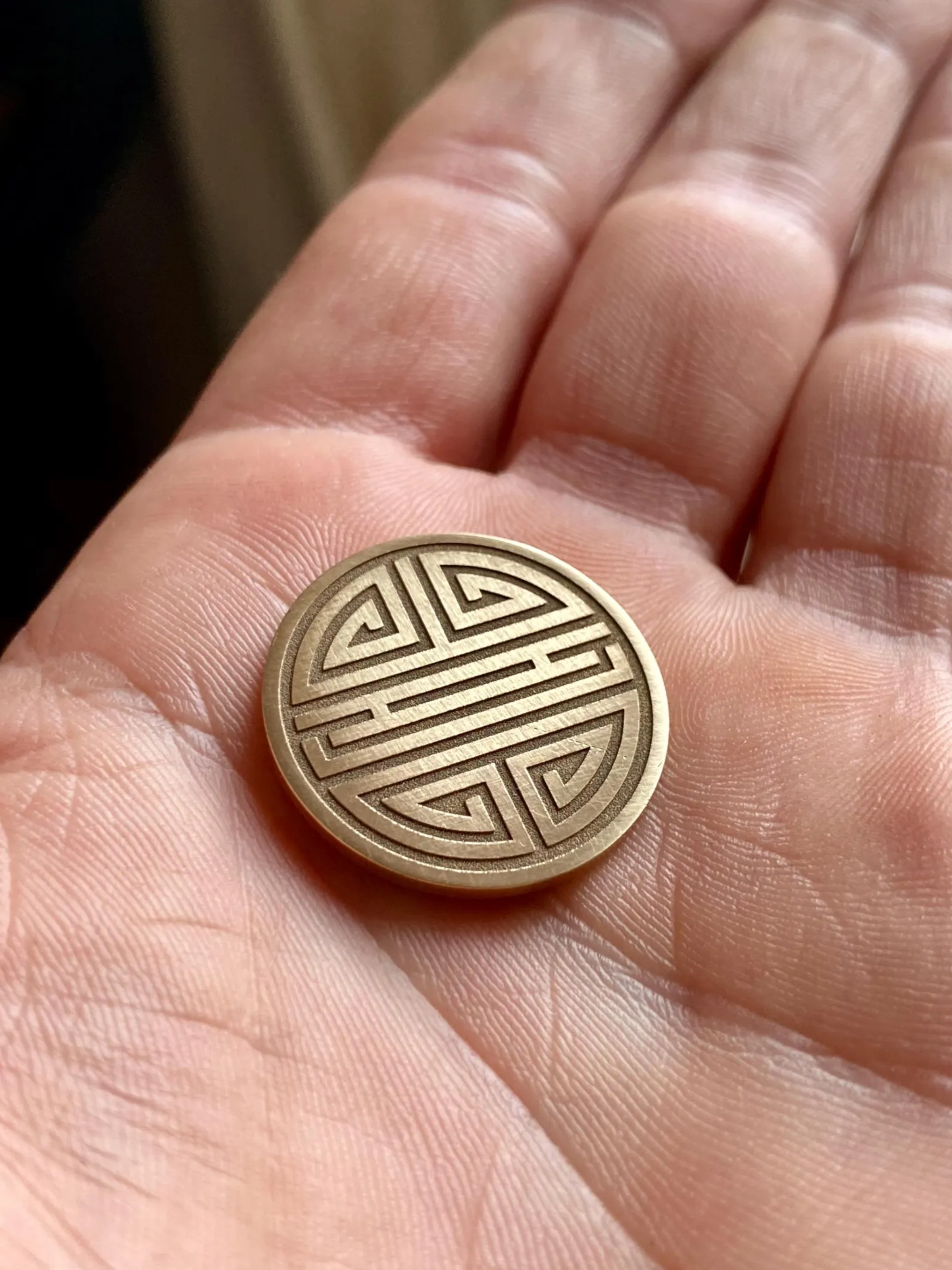 Médaille Signature en Laiton — 25mm | Gravure sur mesure | Atelier ALMARITA