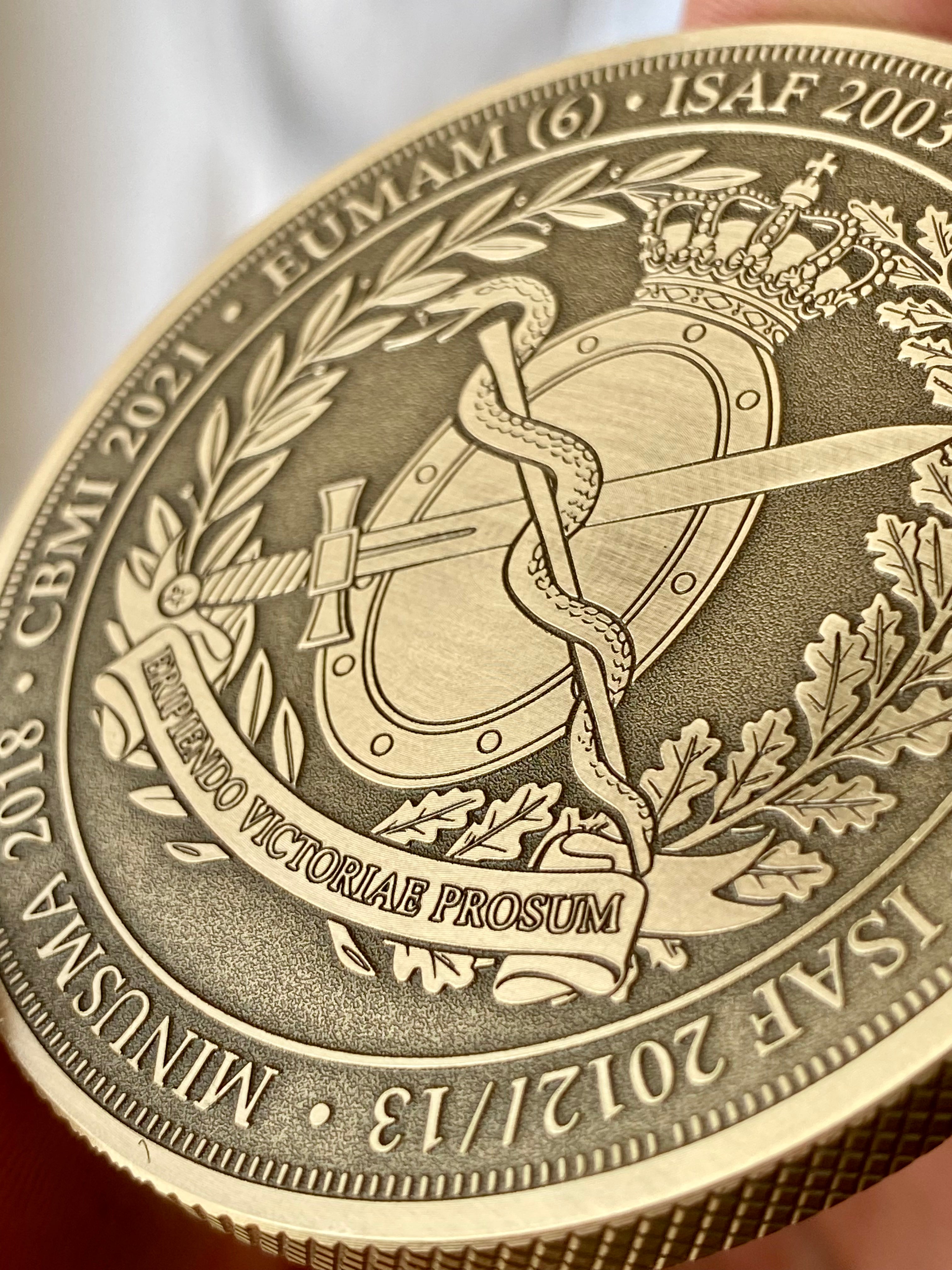 Médaille Signature en Laiton — 60mm | Gravure sur mesure | Atelier ALMARITA