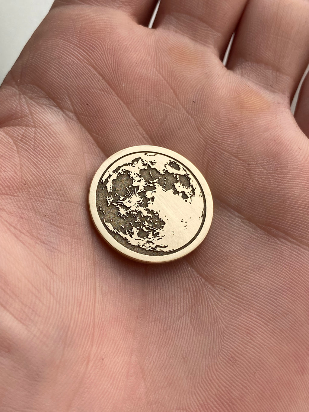Médaille Signature en Laiton — 25mm | Gravure sur mesure | Atelier ALMARITA
