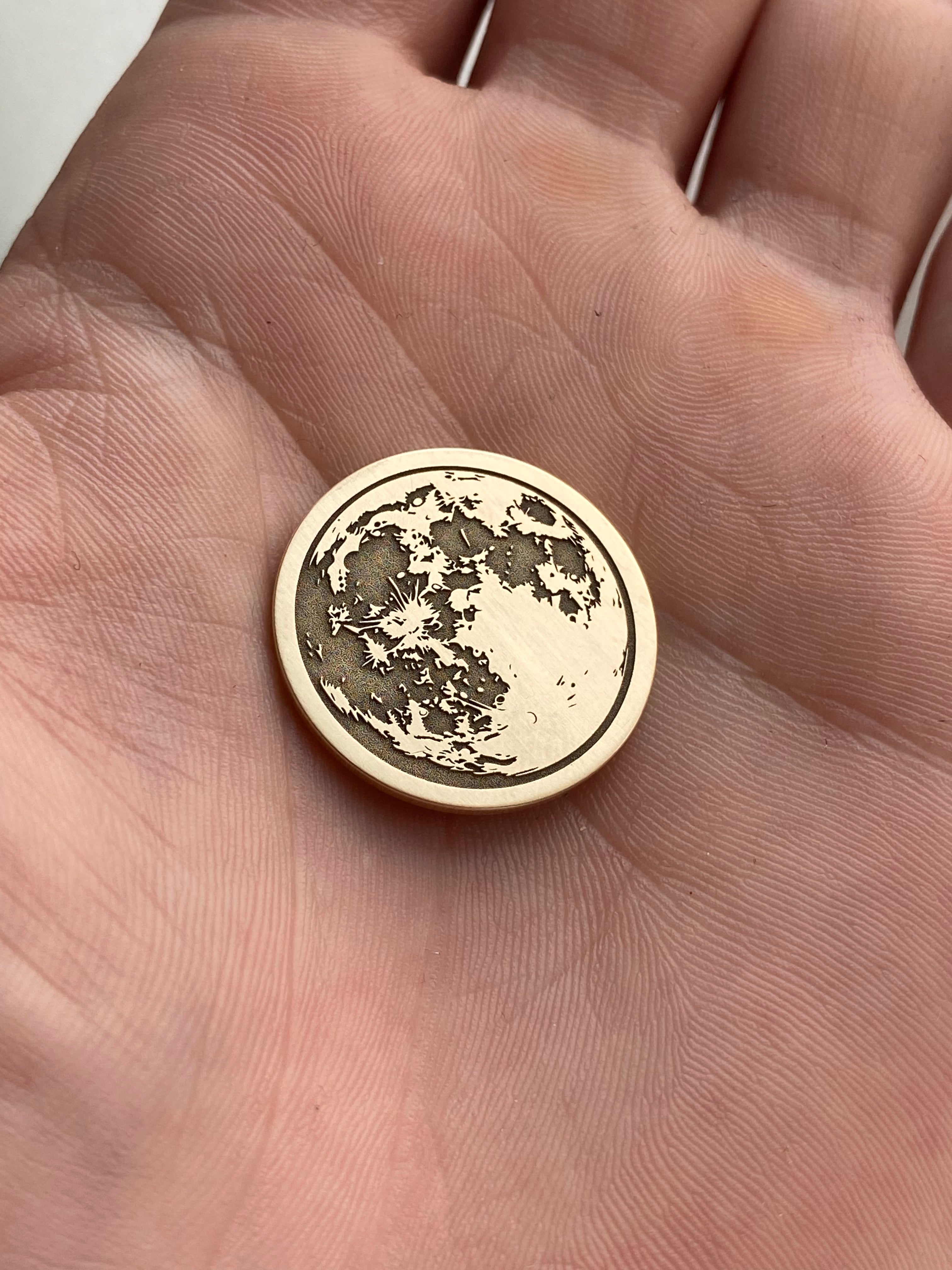 Médaille Signature en Laiton — 25mm | Gravure sur mesure | Atelier ALMARITA