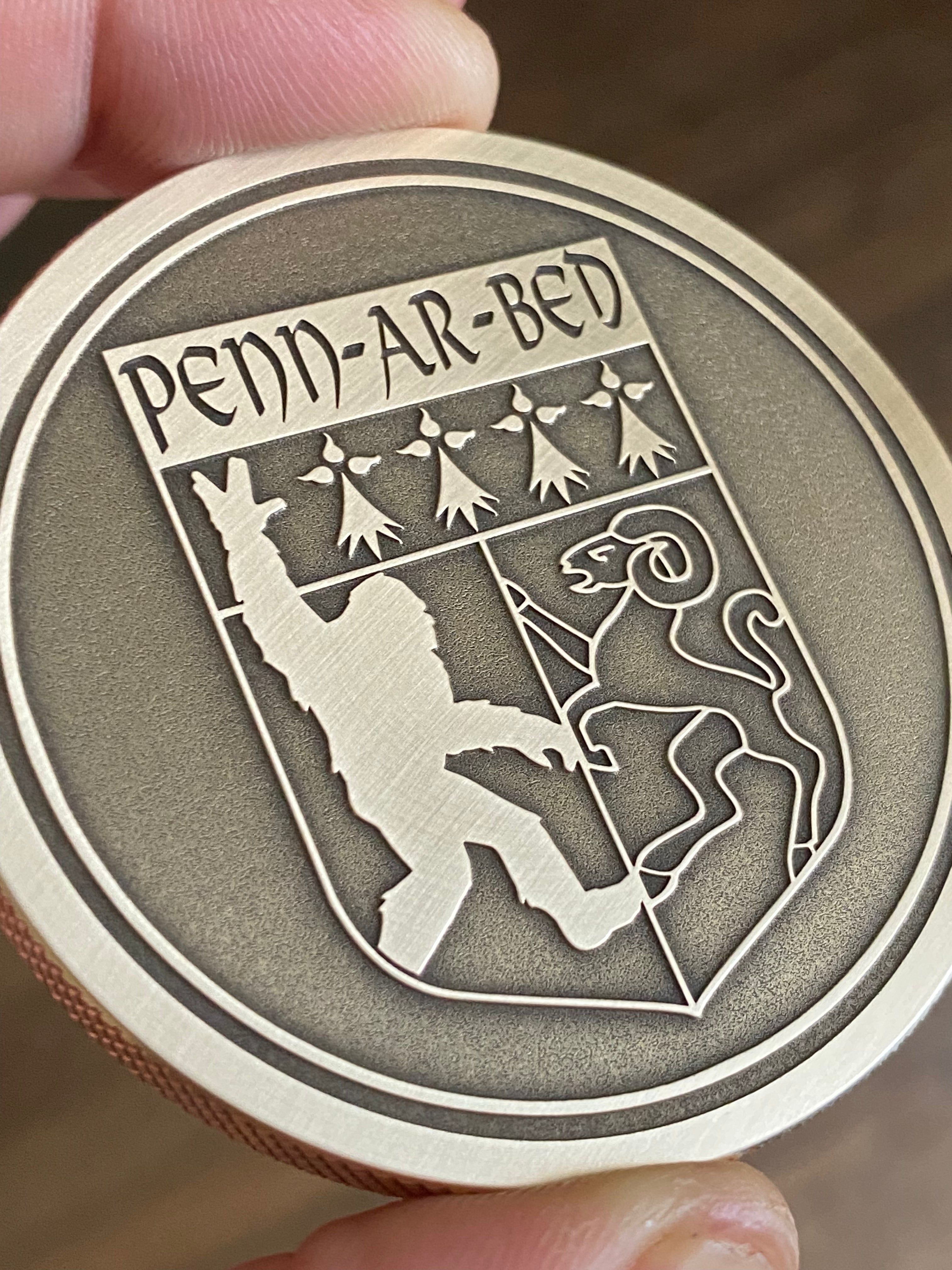 Médaille Signature en Laiton — 60mm | Gravure sur mesure | Atelier ALMARITA